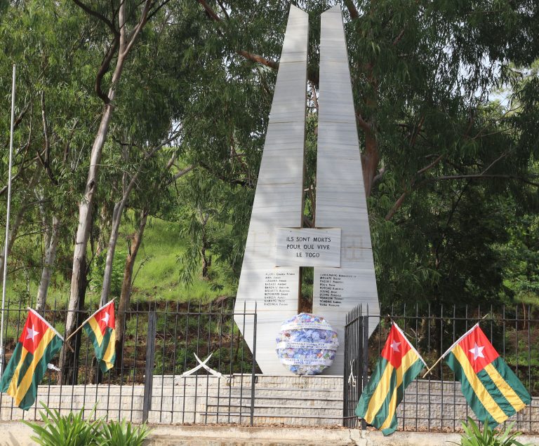 Le peuple togolais, dans toute sa diversité, a mené une lutte héroïque pour la liberté et la naissance de la nation. En reconnaissance à cette haute lutte historique menée par ces hommes et femmes togolais au prix de sacrifice suprême, la date du 21 juin a été retenue, comme la Journée des Martyrs pour rendre un hommage solennel à ces dignes compatriotes. Cette journée symbolise la mémoire collective, la fierté nationale et l’engagement indéfectible pour la justice, la liberté et le vivre-ensemble.