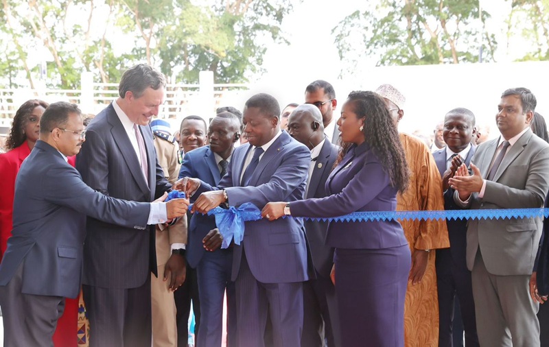 Le Président du Conseil, Faure Essozimna Gnassingbé, a présidé ce mercredi 18 juin 2025, la cérémonie d’inauguration officielle de l’usine textile de l’entreprise STAR GARMENTS Togo, implantée sur la Plateforme industrielle d’Adétikopé (PIA). Ce nouvel acteur du secteur textile incarne une avancée décisive dans la stratégie de transformation industrielle du Togo et de création d’emplois.