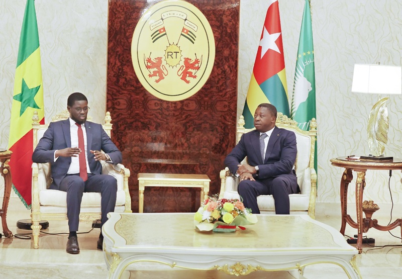 À l’invitation du Président du Conseil, Faure Essozimna Gnassingbé, le Président de la République du Sénégal, Bassirou Diomaye Diakhar Faye a effectué ce vendredi 25 juillet 2025 une visite d’amitié et de travail à Lomé. Cette rencontre diplomatique de haut niveau a été marquée par des échanges approfondis sur les questions bilatérales, continentales et internationales.