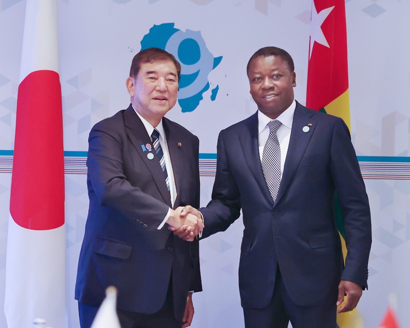 Quelques heures après l’ouverture officielle de la neuvième Conférence internationale de Tokyo sur le développement de l’Afrique (TICAD 9), le Président du Conseil, Faure Essozimna Gnassingbé, s’est entretenu en tête-à-tête avec le Premier ministre japonais, Shigeru Ishiba. Cette rencontre bilatérale s’inscrit dans la continuité des échanges réguliers entre le Togo et le Japon, axés sur la recherche de solutions durables aux défis communs.