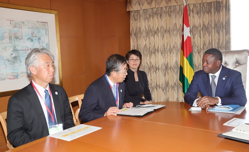 En marge de la neuvième Conférence internationale de Tokyo sur le développement de l’Afrique (TICAD 9), qui se tient à Yokohama au Japon, le Président du Conseil, Faure Essozimna Gnassingbé, a multiplié les échanges avec des acteurs économiques japonais dans le but de renforcer la coopération économique entre le Togo et le Japon.