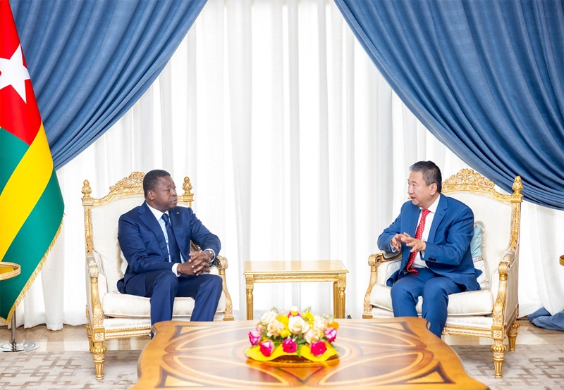 Le Président du Conseil Faure Essozimna Gnassingbé, Médiateur de l’Union africaine poursuit ses actions diplomatiques pour la résolution de la crise à l’Est de la République Démocratique du Congo (RDC). Il a reçu à cet effet, ce lundi 04 août 2025 à Lomé, Monsieur Huang Xia, Envoyé spécial du Secrétaire général des Nations unies pour la région des Grands Lacs.