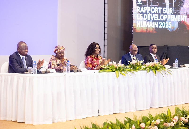 Dr Sandra Ablamba Johnson, Ministre, Secrétaire général de la Présidence du Conseil a présidé ce lundi 22 septembre 2025 la cérémonie de lancement officiel de l’édition 2025 du Rapport sur le Développement humain (RDH2025), sous le thème : « Une affaire de choix : individus et perspectives à l’ère de l’intelligence artificielle »