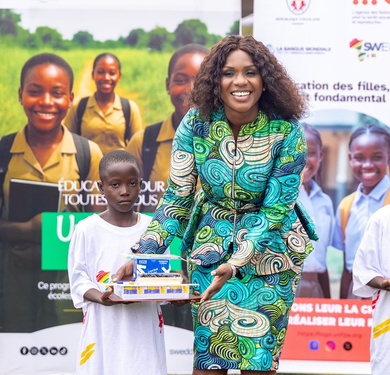 Madame Sandra Ablamba Johnson, Ministre, Secrétaire général de la Présidence du Conseil et Gouverneur du Togo auprès de la Banque mondiale, a présidé ce mardi 9 septembre 2025 à Djémégni dans la préfecture de Haho, au nom du Président du Conseil, la cérémonie de lancement officiel de la campagne nationale de distribution de kits scolaires.