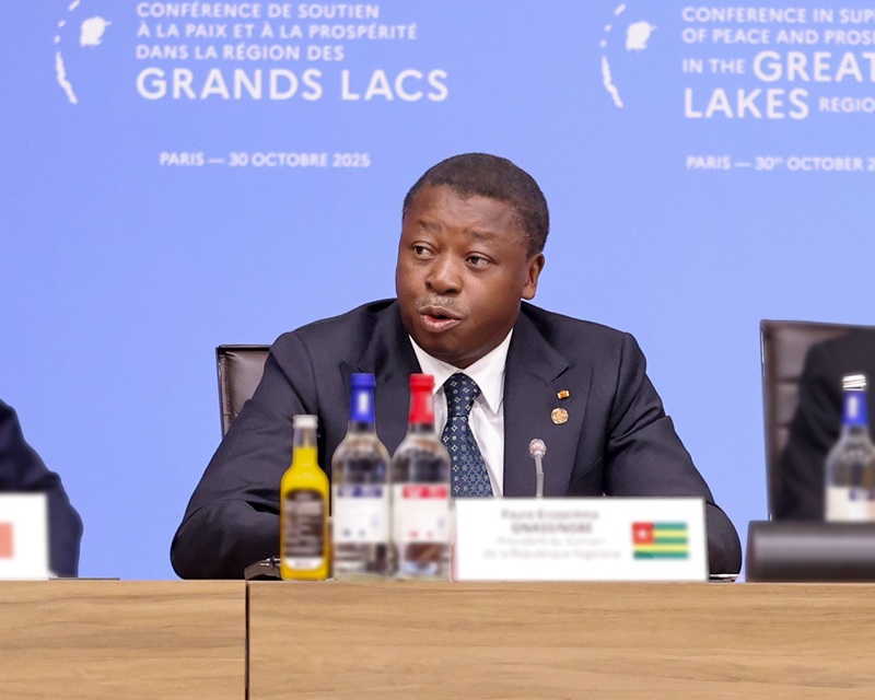 La communauté internationale s’est réunie ce 30 octobre 2025 à Paris à l’initiative conjointe du Togo et de la France pour un soutien à la paix et à la prospérité dans la région des Grands Lacs en proie à une crise humanitaire. Cette rencontre diplomatique co-présidée par le Président du Conseil, Faure Essozimna Gnassingbé, Médiateur de l’Union africaine en République Démocratique du Congo (RDC) et le Président français Emmanuel Macron, marque l’engagement des deux nations à œuvrer pour la paix et la prospérité dans cette région du continent.