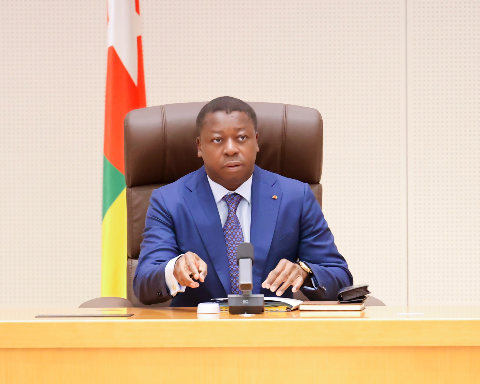 Par décret signé ce 8 octobre 2025 par le Président du Conseil, Son Excellence Faure Essozimna Gnassingbé, la composition du tout premier gouvernement de la Cinquième République a été rendue publique. Cette nouvelle équipe gouvernementale marque un tournant significatif dans la gouvernance togolaise, avec l’introduction de terminologies inédites dans l’intitulé de certains portefeuilles ministériels. Une volonté clairement affichée du Président du Conseil de moderniser l’action publique, en assurant un meilleur suivi des politiques engagées pour le développement économique et social de notre pays.