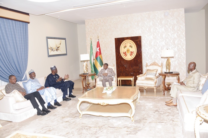 Le Président du Conseil, Faure Essozimna Gnassingbé a reçu ce dimanche 12 octobre 2025, une délégation ministérielle africaine composée du ministre malien des Affaires étrangères et de la coopération internationale, Abdoulaye Diop, du ministre des Affaires étrangères, de la coopération régionale et des Burkinabè de l’extérieur, Karamoko Jean Marie Traoré et du ministre nigérien des Affaires étrangères et de la coopération, Bakary Yaou Sangaré.