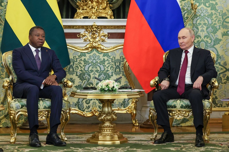 C’est sous le signe d’une volonté commune de renforcer les relations d’amitié et de coopération entre le Togo et la Fédération de Russie que le Président Vladimir Poutine a accueilli ce 19 novembre 2025 au Green Hall du Kremlin, le Président du Conseil, Faure Essozimna Gnassingbé en visite d’Etat.