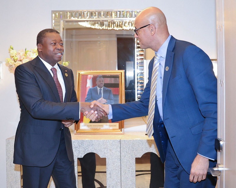 En séjour à Abu Dhabi dans le cadre du Forum sur le commerce et l’investissement au Tchad, le Président du Conseil, Faure Essozimna Gnassingbé s’est entretenu ce 10 novembre 2025 avec le Directeur général de l’Ecobank Transnational Incorporated (ETI), Jérémy Awori.