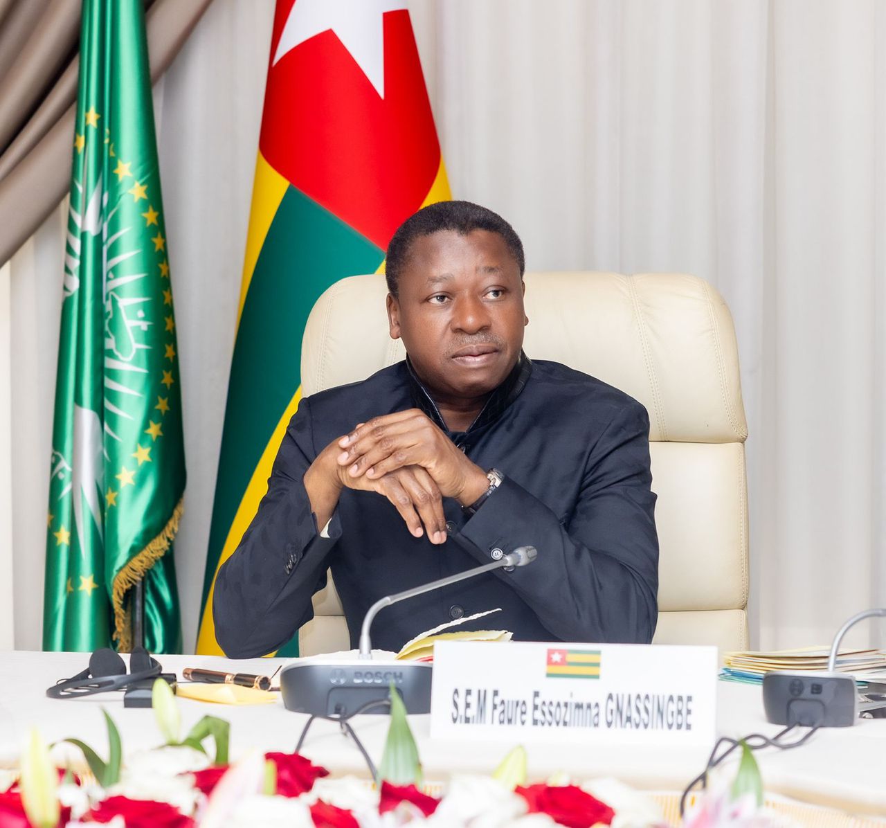 Depuis sa désignation officielle par l’Union africaine en tant que Médiateur pour le règlement de la crise à l’Est de la République Démocratique du Congo, le Président Faure Essozimna Gnassingbé s’est pleinement investi dans une dynamique diplomatique soutenue et inclusive pour le retour durable à la stabilité, la sécurité et la coopération dans cette région marquée par des tensions persistantes aux conséquences économiques et humanitaires inquiétantes. À travers une série d’initiatives, de consultations bilatérales et multilatérales permanentes marquées de rencontres régulières avec les acteurs régionaux et internationaux, le Président du Conseil a œuvré à instaurer un dialogue constructif, renforcer la confiance entre les parties prenantes et favoriser des solutions durables à la crise qui affecte l’Est de la République Démocratique du Congo