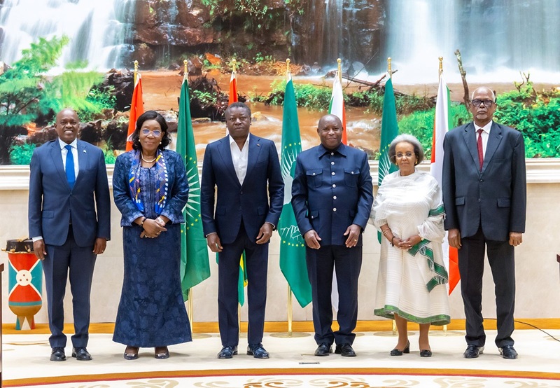 Le Président du Conseil, Faure Essozimna Gnassingbé, a séjourné le 30 janvier 2026 dans la région des Grands Lacs pour une mission diplomatique consacrée à la résolution de la crise dans les Grands Lacs. Après sa visite officielle au Rwanda, le Président du Conseil s’est rendu ce 30 janvier à Bujumbura au Burundi afin de poursuivre les échanges avec le Président Evariste Ndayishimiye sur le processus de paix dans la région du continent.