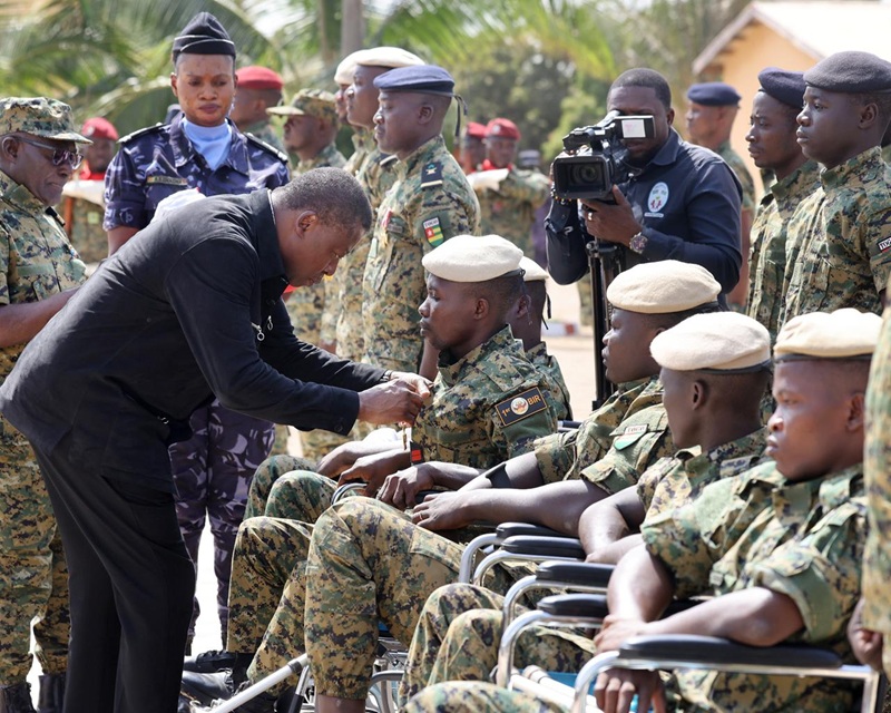 Sous le sceau du recueillement, de la solennité et de la reconnaissance nationale, le Président du Conseil, Faure Essozimna Gnassingbé, Chef suprême des armées a présidé ce samedi 24 janvier 2026 au camp militaire Général Améyi à Kara, la cérémonie officielle d’hommage aux soldats tombés au champ d’honneur dans le cadre de l’opération Koundjoaré au cours de l’année 2025.