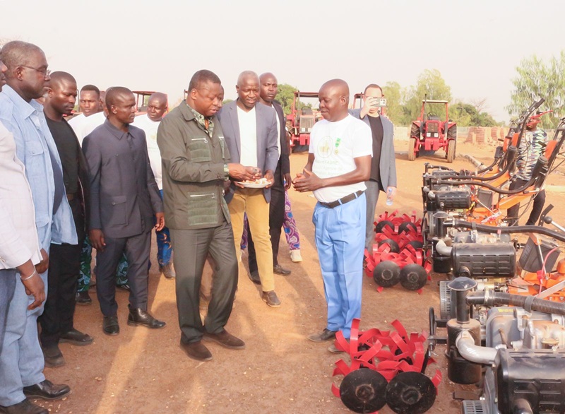 Déterminé à faire de l’agriculture un secteur à haute valeur ajoutée, moteur de croissance et de création de richesse, le Président du Conseil, Faure Essozimna Gnassingbé, a poursuivi, le 1er février 2026, sa série de rencontres de proximité avec les producteurs agricoles des Zones d’aménagement agricole planifiées (ZAAP), dans les préfectures de Dankpen et de la Binah, au nord du pays.