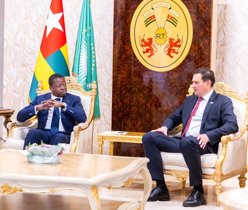 Le Président du Conseil Faure Essozimna Gnassingbé a reçu ce 2 mars 2026 le ministre biélorusse des Affaires étrangères, Ryzhenkov Maxim en visite de travail au Togo.  Cette première mission officielle du chef de la diplomatie biélorusse à Lomé s’inscrit dans la dynamique de consolidation des relations d’amitié et de coopération entre le Togo et la Biélorussie