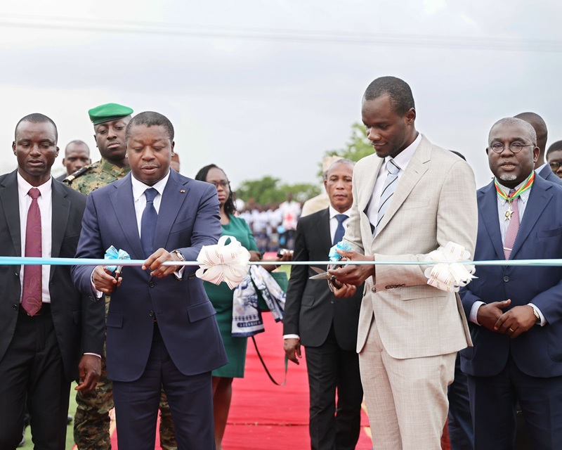 Dans le nord du Togo à Kara, au cœur des terres fertiles du canton de Tchitchaou, le Président du Conseil, Faure Essozimna Gnassingbé fait un geste apparemment simple mais aux allures de tournant historique, à l’occasion des activités marquant la célébration des 66 ans d’indépendance du Togo