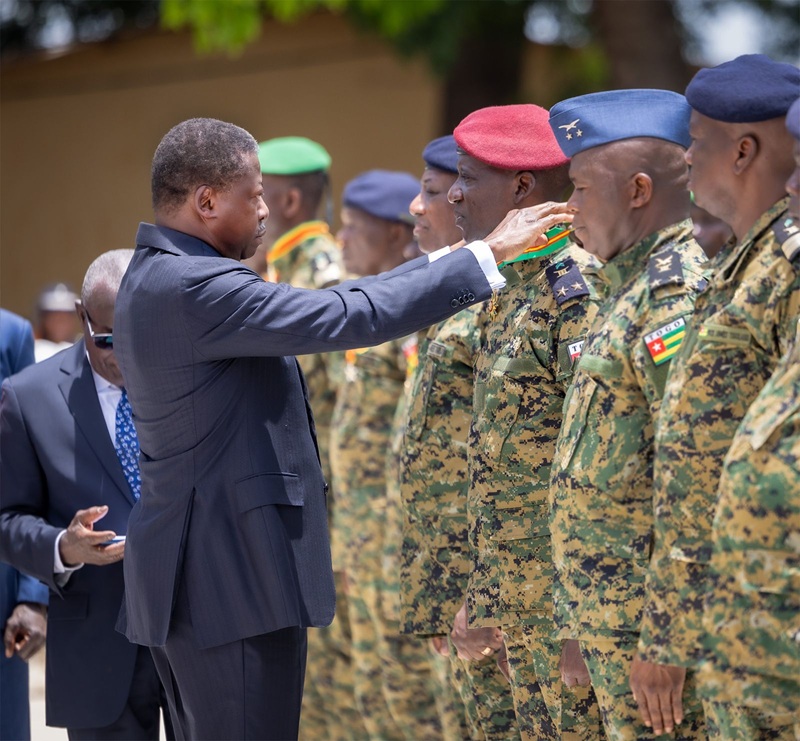 Le Président du Conseil, Faure Essozimna Gnassingbé, également Chef suprême des armées, a présidé ce 25 avril 2026, au camp Général Gnassingbé Eyadéma à Lomé, une cérémonie de décoration de plusieurs personnalités militaires, en reconnaissance de leur contribution à la consolidation de la paix, la sécurité et la stabilité au Togo.