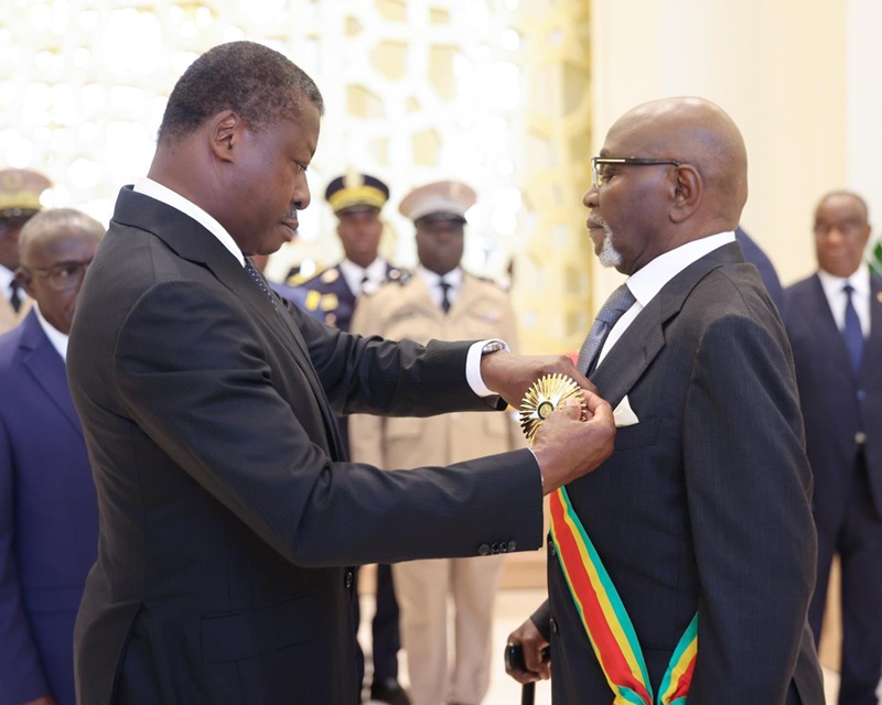 Le Président du Conseil, Faure Essozimna Gnassingbé, Grand Maître des Ordres Nationaux, a en effet, solennellement élevé, ce 26 avril 2026 au Palais de la Marina, le Président de la République, Jean-Lucien Kwassi Lanyo Savi de Tové, à la Dignité de Grand-Croix de l’Ordre du Mono, conformément à l’esprit et à la lettre de la Constitution du 06 mai 2024.
