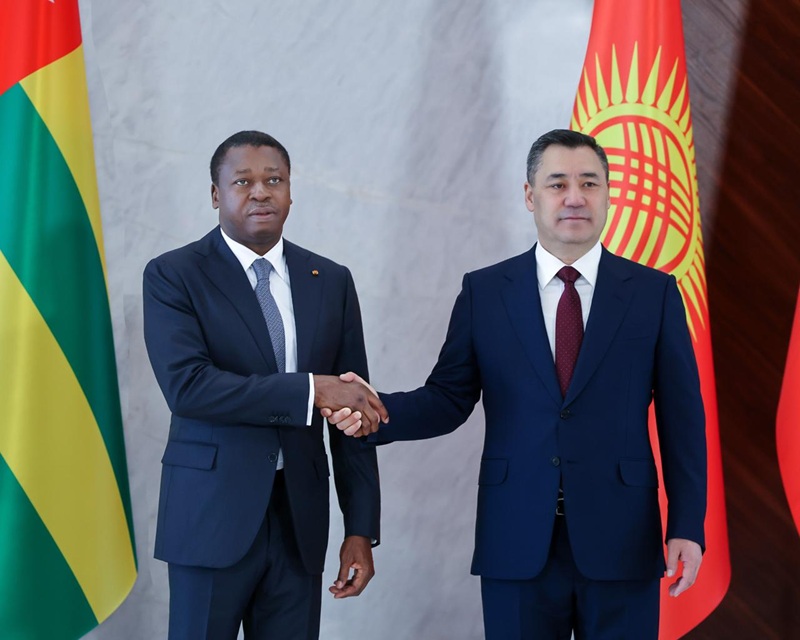 La vision diplomatique du Président du Conseil, Faure Essozimna Gnassingbé, marquée par la diversification des partenaires, est fortement appréciée et porte déjà des résultats concrets. En visite officielle au Kirghizistan, le Président du Conseil a eu droit à un accueil chaleureux avec des honneurs, suivi d’une rencontre en tête-à-tête avec le Président kirghize, ce mercredi 29 avril 2026.