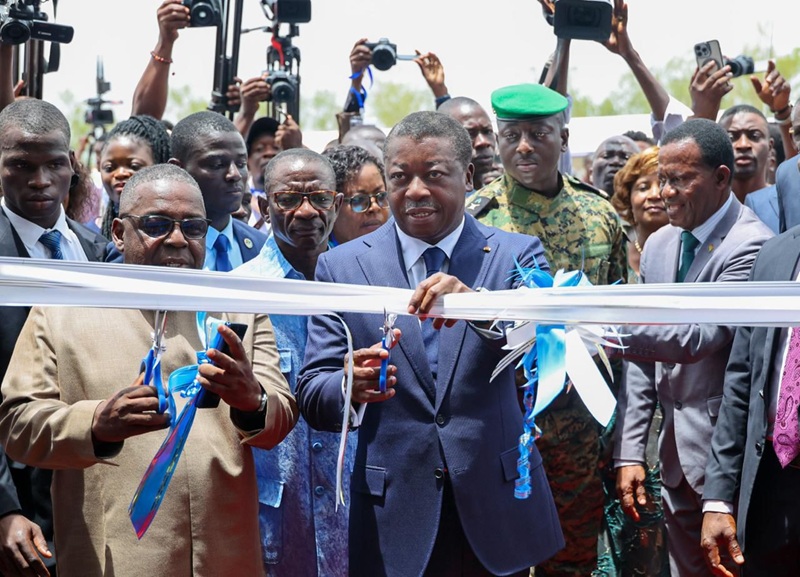 À l’orée de la commémoration du 66ᵉ anniversaire de l’accession du Togo à la souveraineté internationale, le Président du Conseil Faure Essozimna Gnassingbé a imprimé un geste d’une portée symbolique et stratégique ce vendredi 24 avril 2026. La coupure du ruban inaugurant les nouvelles infrastructures de l’Université de Kara.