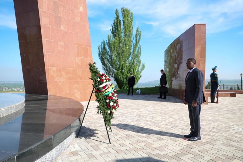 Au lendemain de son arrivée au Kirghizistan, le Président du Conseil, Faure Essozimna Gnassingbé, s’est rendu au complexe commémoratif historique national Ata-Beyit, où il a procédé au dépôt de gerbes au mémorial Urkun.