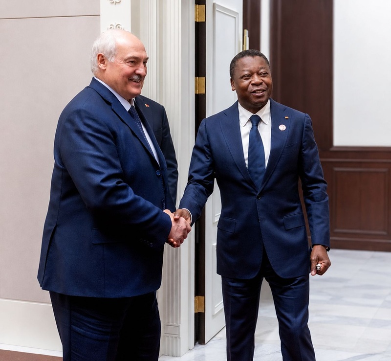 En marge du 26ᵉ sommet de l’Organisation de coopération de Shanghai (OCS), le Président du Conseil, Faure Essozimna Gnassingbé, s’est entretenu, ce 1er septembre 2026 à Bichkek au Kirghizistan, avec le Président de la Biélorussie, Alexandre Loukachenko. Cette audience s’inscrit dans la dynamique de mise en œuvre et d’approfondissement des engagements pris par les deux pays en faveur du renforcement du partenariat entre Lomé et Minsk.